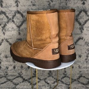 UGG kids Ultimate size 3 in Chestnut